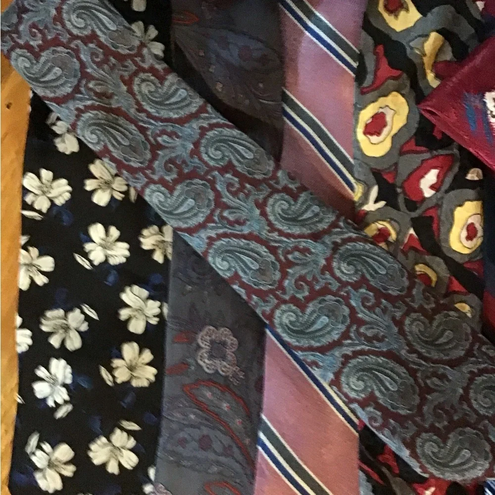 A total of 10 men’s neckties. Please see photos.